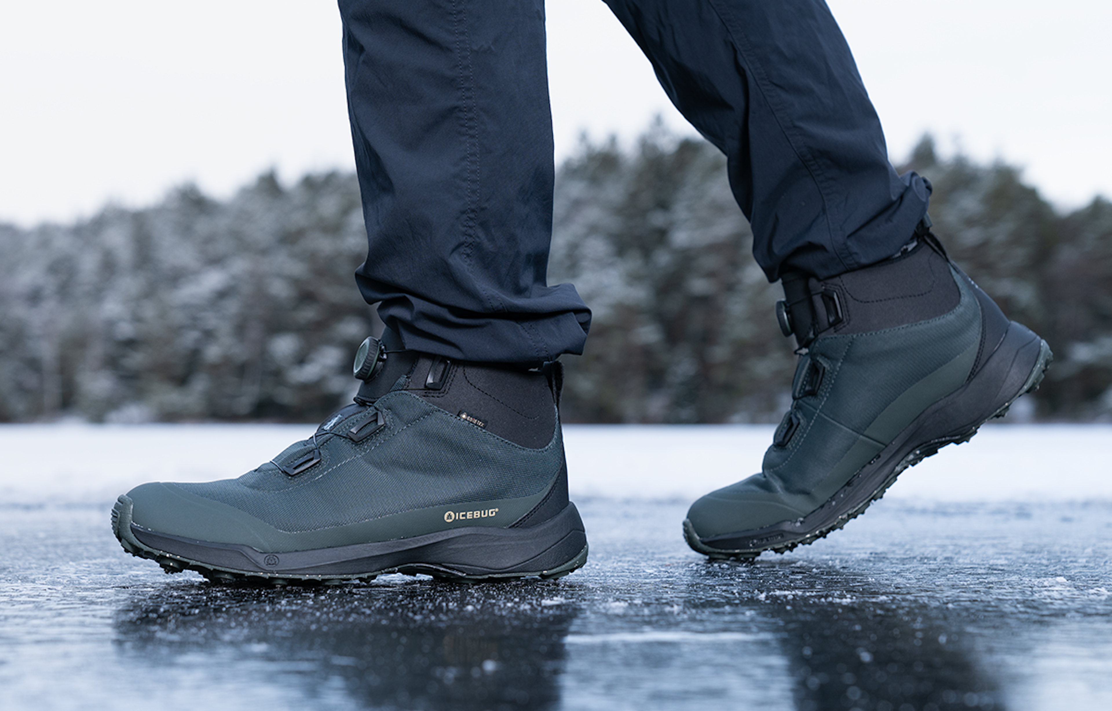 Halbhoher Stiefel für leichte Winterwanderungen mit wasserdichter GORE-TEX® Membran,  BOA® Fit System und BUGrip®-Spikes für Halt bei Eis und Schnee.